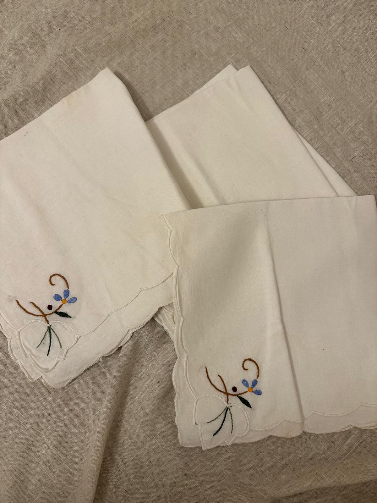 Scallop Edged Vintage Embroidered Napkin Set