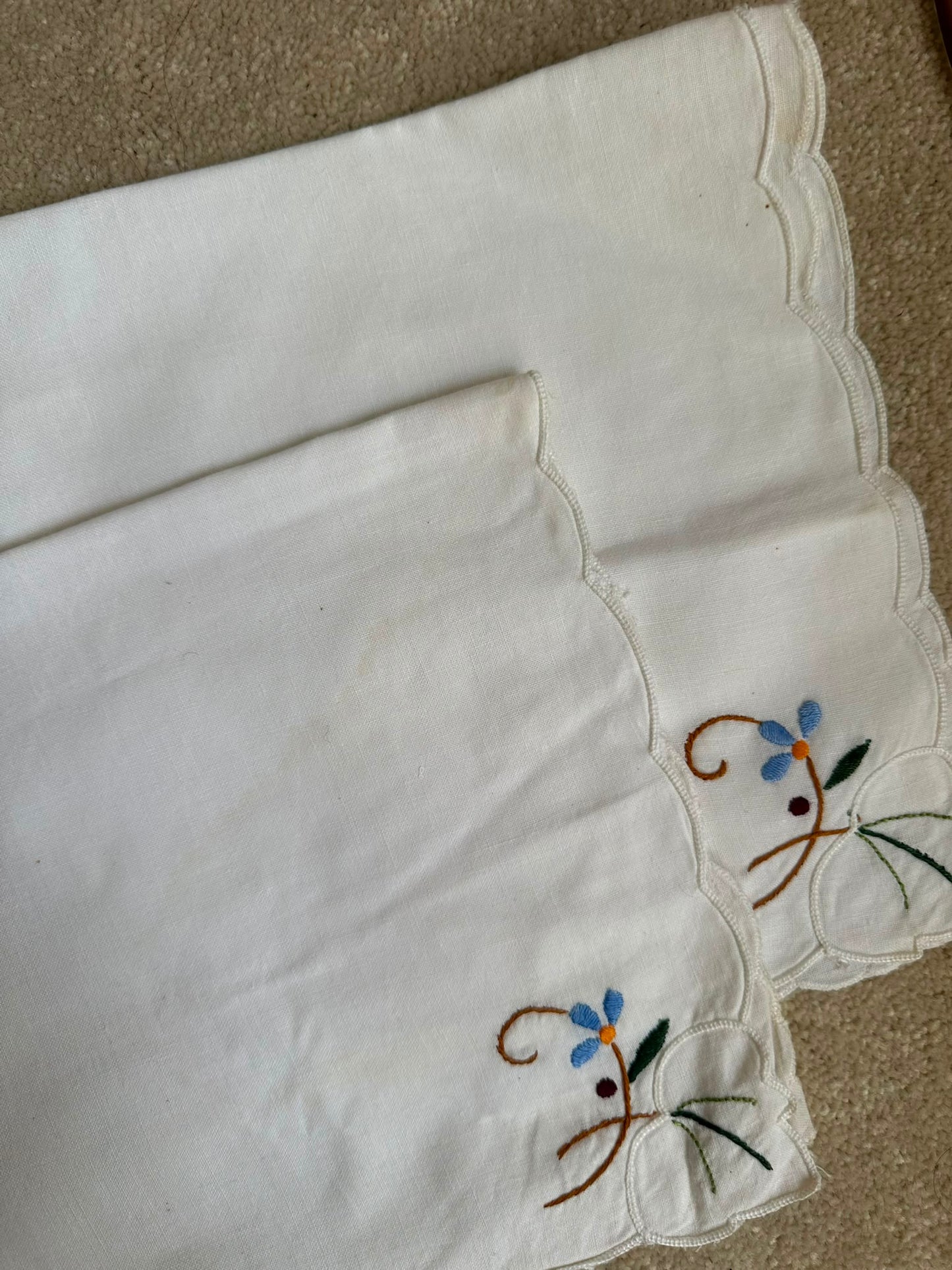Scallop Edged Vintage Embroidered Napkin Set